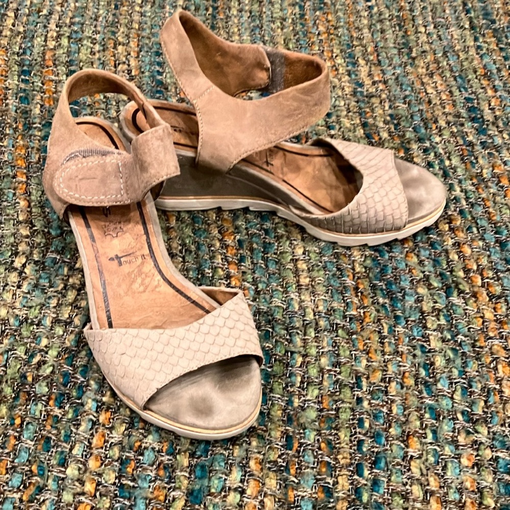 Women’s Suede Wedged Sandal, Size EU 39 Tan & Grey